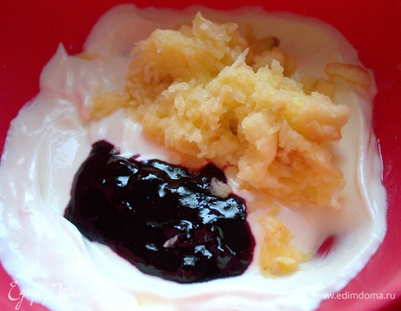 В охлажденную сметану добавить черничный джем и тертое яблоко. У меня половинка большого.