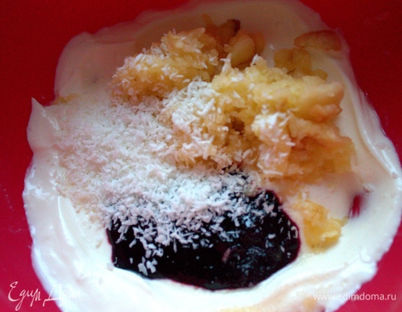 Добавила кокосовую стружку. Уместна будет цедра апельсина или лимона тоже.