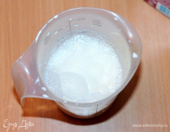 Взбить миксером охлажденные сливки.