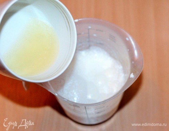 К сливкам добавить (тонкой струйкой) разогретый желатин, перемешать.