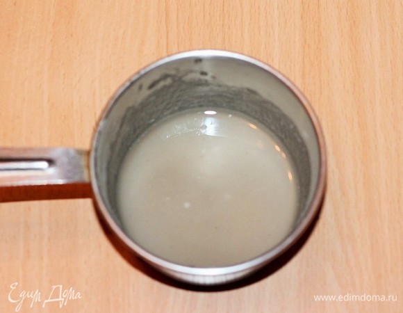 Приготовим сироп. Смешать 50 мл воды с сахарной пудрой и прогреть до 117°C.