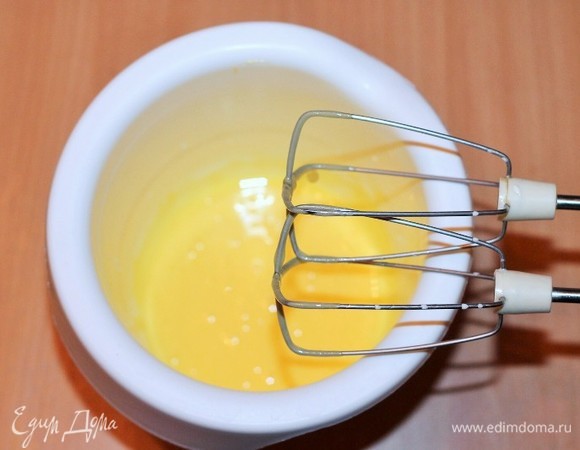 Взбить миксером желтки (примерно 5 шт. = 100 г) добела.