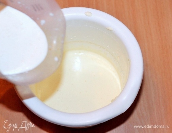 Добавить сливки, объем массы остается такой же.