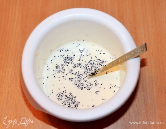 Постоянно помешивая, добавить предварительно пропаренный мак.