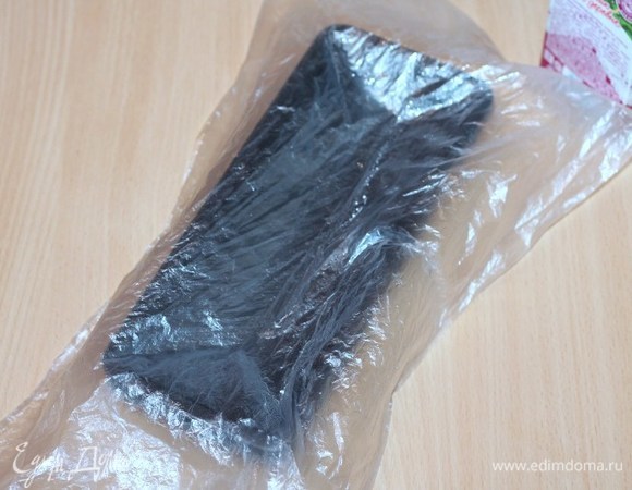 Выложите пищевой пленкой, слегка смазанной растительным маслом. Эта процедура позволит легко достать из формы холодный десерт.