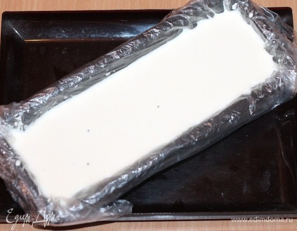 Наполните форму. Сразу же положите десерт в морозильную камеру на 4 часа.