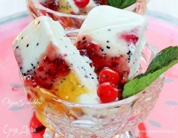 Парфе выньте из формочки с помощью пленки. Нарежьте и оформите фруктовым соусом, ягодами и листиками мяты. Подавать парфе только в охлажденном виде. Приятного аппетита!