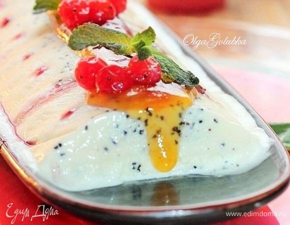 Как запарить мак? Существует несколько способов подготовки мака. Один из них, когда заливают мак крутым кипятком и дают маку настояться под крышкой в течение 10 минут. Далее сливают воду и повторяют еще 2 раза. Затем заливают мак кипящим молоком и проваривают смесь на слабом огне в течение 5 минут. Затем откидывают мак на сито, дают жидкости стечь и приступают к измельчению запаренных семян. Можно измельчить в ступке, кофемолке или блендером. Для придания маку сладкого вкуса к запаренному маку добавляют сахар еще до измельчения, перемешивают, а затем размалывают.