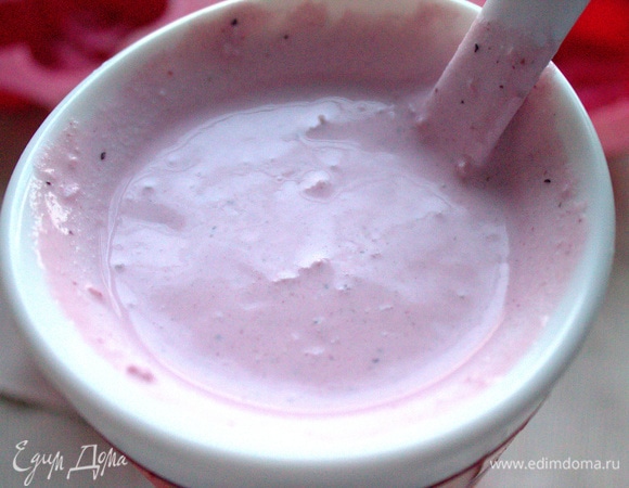 Минут через 5 начинает густеть и надо усердно отделять мороженое от стенок.