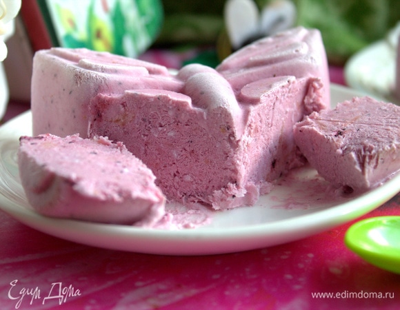 Даже при моей длительной фотосессии мороженое лишь слегка подтаяло на дне.