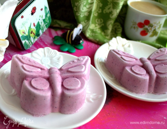 Можно заранее залить в круглые формочки для кексов и держать в морозилке.