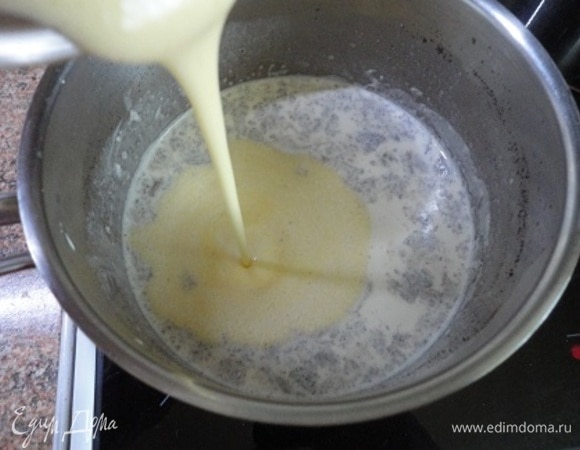 Желтки взбейте с половиной сахара в пышную массу. Молоко со сливками ставим на плиту, разогреваем до 80°C и вводим взбитые сливки. На самом низком нагреве и при постоянном помешивании доводим смесь до загустения, примерно как на заварной крем.