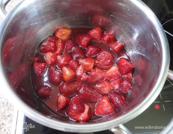 Клубнику заранее засыпьте оставшимся сахаром, чтобы она пустила сок. Прогрейте на плите до растворения сахара. Измельчите блендером.