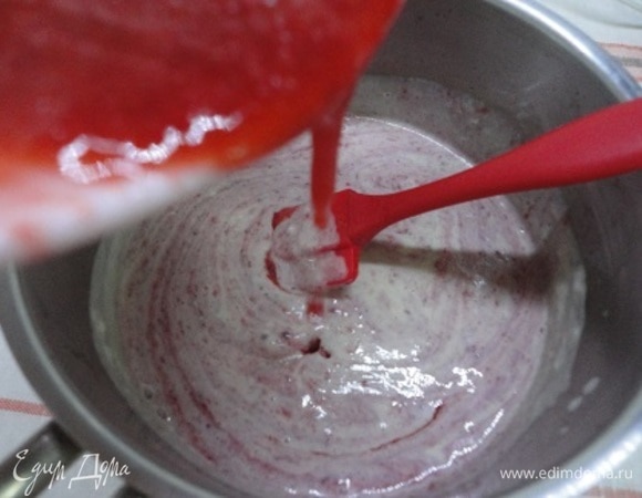 Смешайте клубнику со сливочным кремом. Выложите смесь в контейнер и уберите в холодильник на 4–6 часов. Каждые 40–50 минут доставайте смесь и рыхлите ее вилкой или миксером, чтобы не образовались кристаллы льда.