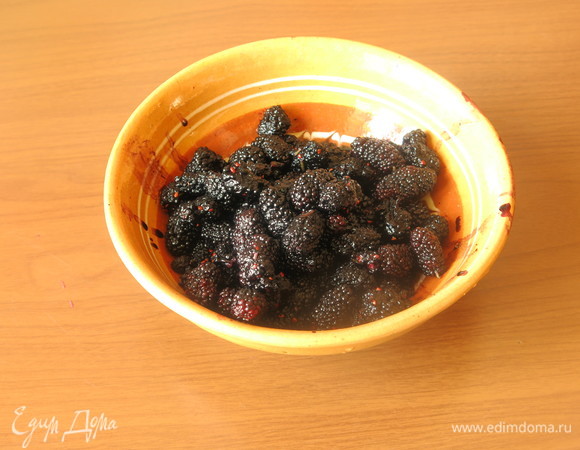 Вырезаем хвостики шелковицы. Работаем в перчатках.