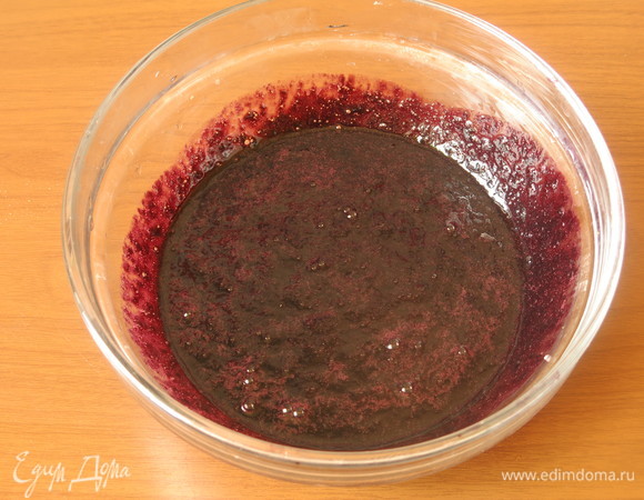 Перетираем массу через сито. Получается 140–150 г со стакана шелковицы. Можно этих операций избежать, тогда мороженое будет с косточками.