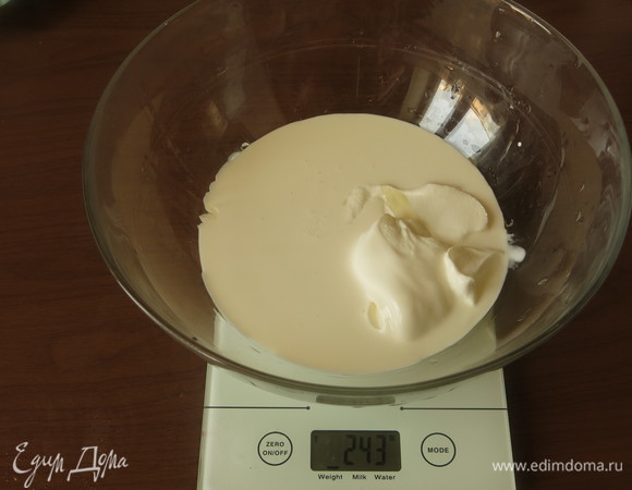 Соединяем сметану, сливки и мед.