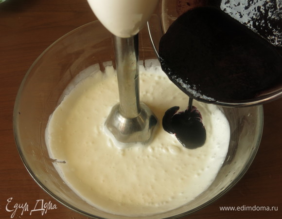 Вливаем шелковичную массу.