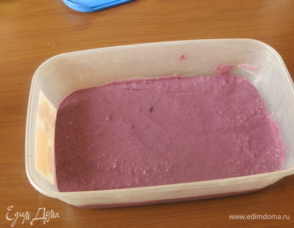 Наливаем в форму, закрываем и ставим в морозилку.