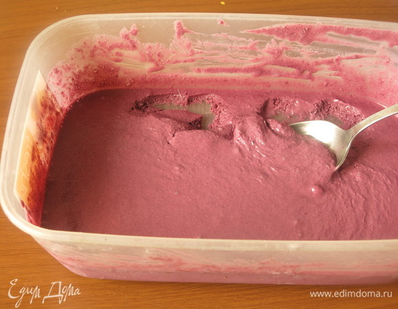 На протяжении 3 часов раз в 30 минут перемешиваем массу, начиная с краев.