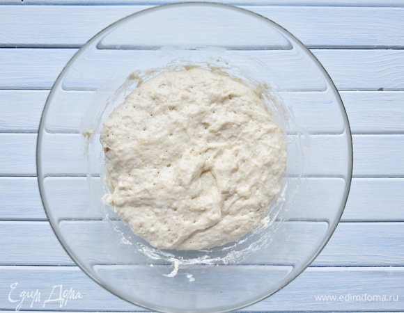 Подготовить опару, смешав 170 мл молока, 160 г муки и дрожжи. Накрыть миску салфеткой и оставить на 30 минут до активации дрожжей.