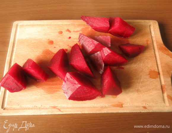 Чистим, нарезаем свеклу.