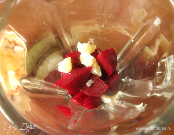 В блендер кладем свеклу, мякоть и цедру половины лайма (можно лимона).