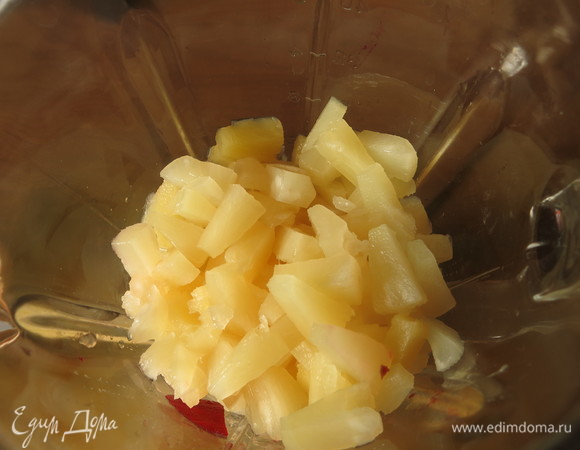 Добавляем ананасы, у меня мякоть консервированная, 1 банка. Сок не вливаем.