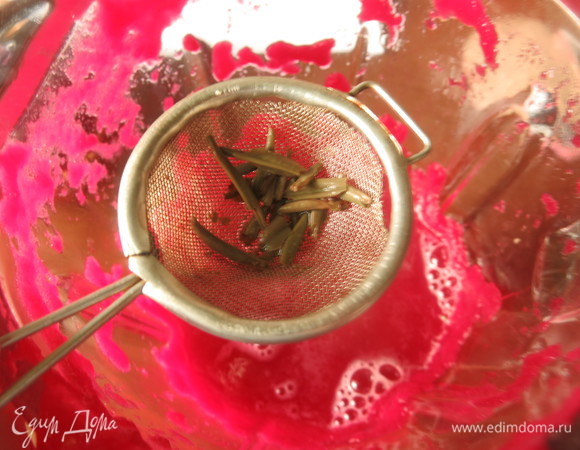 Вливаем чай. Перемешиваем.