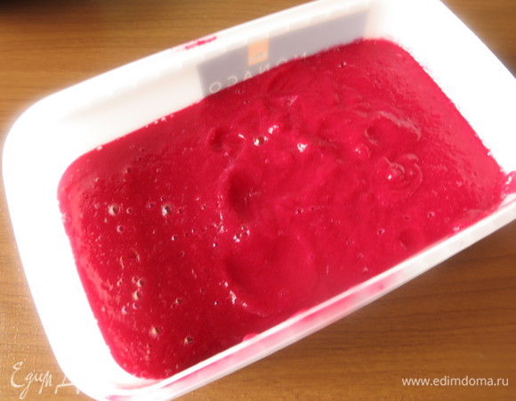 Выкладываем в форму, ставим в морозильник и мешаем раз в 30 минут на протяжении 3 часов.