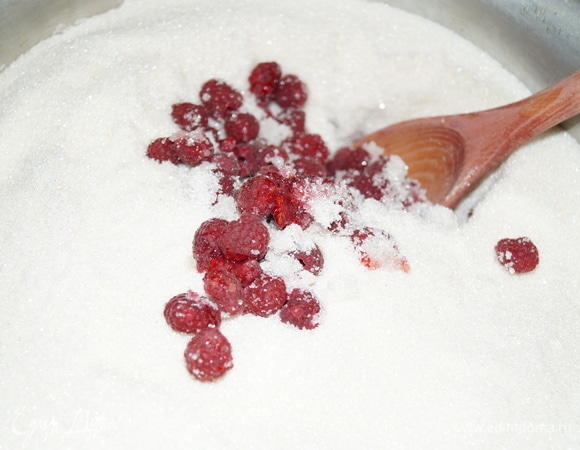 Малину очистите от мусора, выложите в таз для варки варенья, равномерно засыпьте сахаром, накройте крышкой и оставьте до следующего дня.