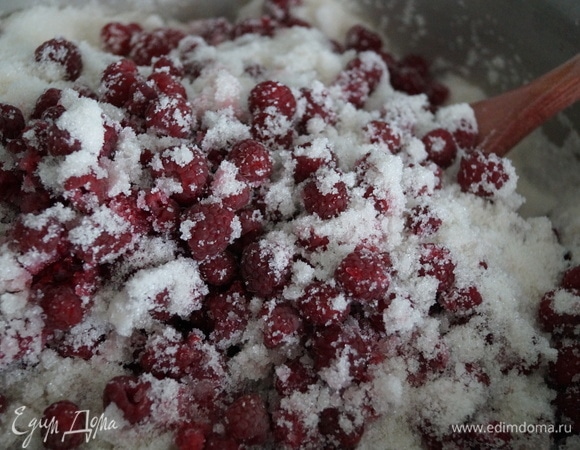 Далее ставьте тазик с вареньем на средний огонь и, аккуратно помешивая, доведите до кипения.