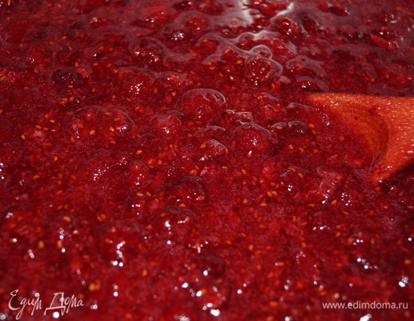 У нас малина была чистая, поэтому я пенку не снимала. Если вы заметили в малине червей, пенку лучше снять. Варенью не давайте сильно кипеть. Как закипит, убавьте огонь и варите 5 минут на медленном огне.