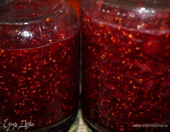 Закрывайте банки с вареньем сухими чистыми крышками. Ставьте вверх дном до остывания.