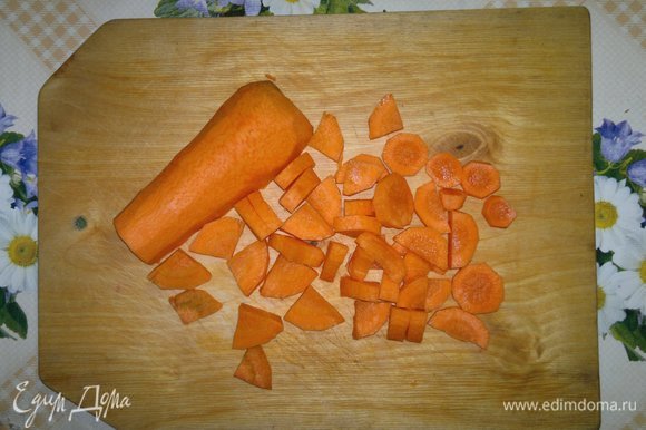 Морковь очистить от кожуры, помыть, обсушить. Нарезать небольшими кусочками.