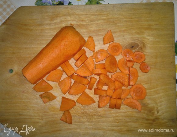Морковь очистить от кожуры, помыть, обсушить. Нарезать небольшими кусочками.