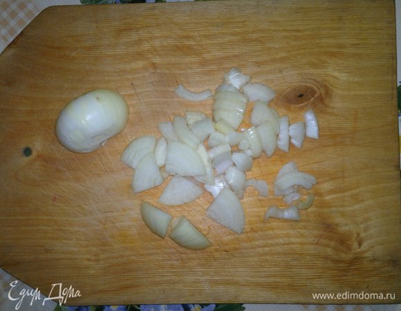 Лук очистить. Нарезать четвертинками колец.