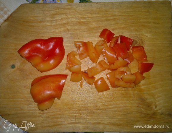 Перец помыть, обсушить. Очистить от семян и перегородок. Нарезать средними кусочками.