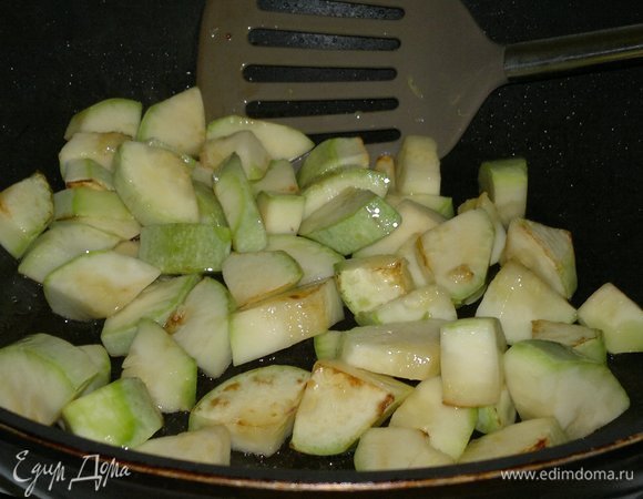 Добавить немного растительного масла и обжарить до румяности кусочки кабачков. Выложить кабачки в кастрюлю.