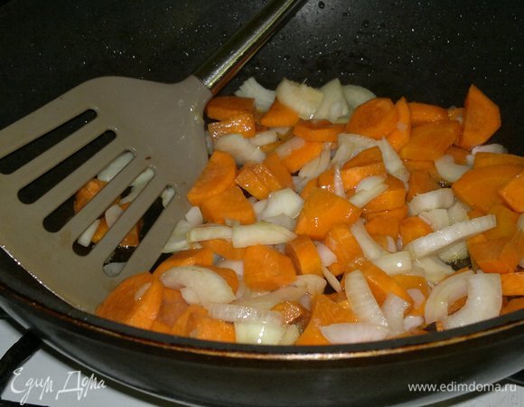 Влить немного растительного масла, всыпать морковь с луком. Обжарить сначала до румяности, а потом убавить огонь и немного потушить до мягкости моркови. Выложить обжаренные лук и морковь в кастрюлю к овощам.