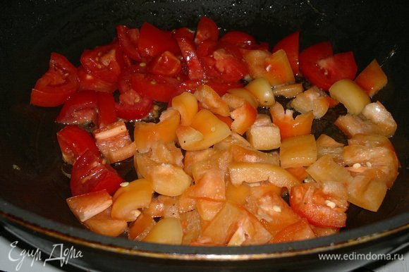 Вылить остатки масла и обжарить на нем сладкий перец с морковью на сильном огне 2–3 минуты, помешивая.