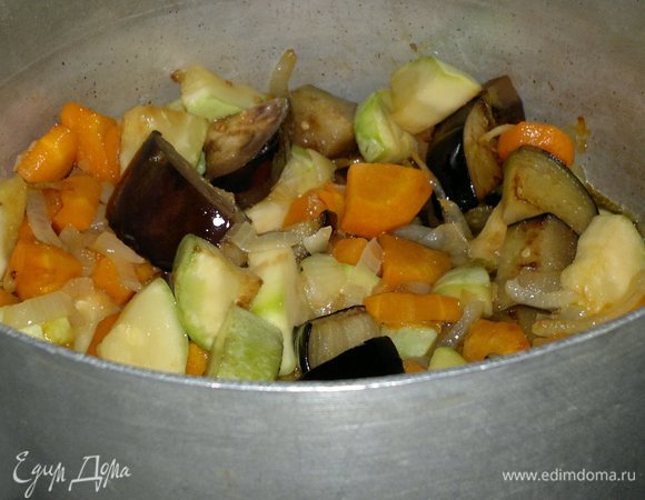 В кастрюлю с овощами влить воду, аккуратно перемешать. Довести до кипения и тушить под крышкой на небольшом огне 8–10 минут.