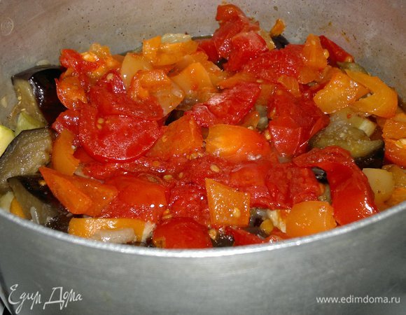 Положить в рагу перец и помидоры, перемешать и продолжать тушить еще 5–7 минут.