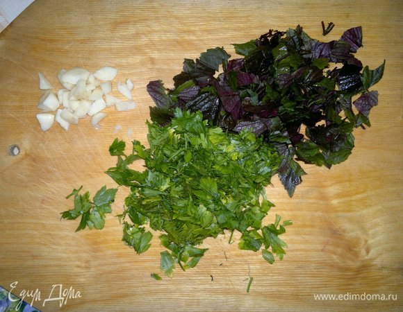 Чеснок почистить, крупно нарезать. Базилик и зелень (у меня петрушка и укроп) вымыть, обсушить, мелко нарезать. Вообще-то у меня вместо базилика другая травка, называется перилла. Она очень похожа на фиолетовый базилик и тоже применяется в кулинарии.