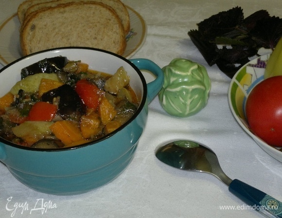 Рагу из баклажанов с овощами готово. Разложить по порциям и звать семью к обеду или ужину. Угощайтесь и вы! Приятного аппетита!