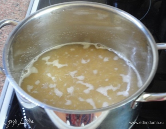 Сварить булгур, как указано на упаковке: засыпать в кипящую подсоленную воду и варить 15–20 минут при медленном кипении. Снять с огня и дать постоять.