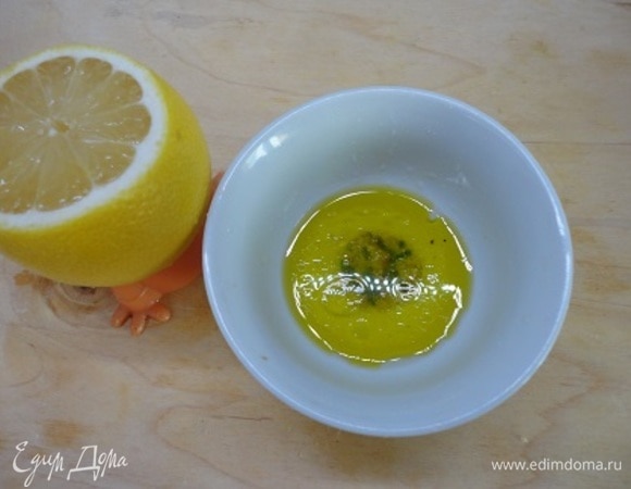 Смешать оливковое масло и лимонный сок.