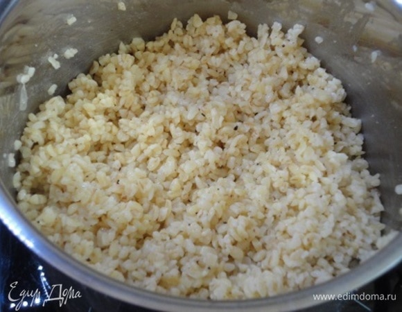 Залить этой смесью теплый булгур, поперчить, хорошо перемешать и дать постоять.