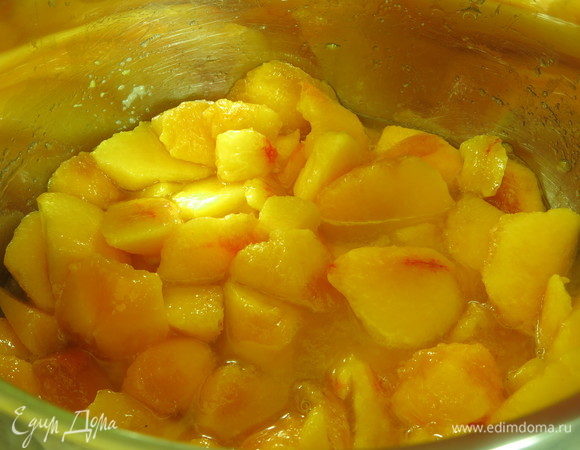 Ставим варить, если сок не образуется, наливаем 1 столовую ложку воды.