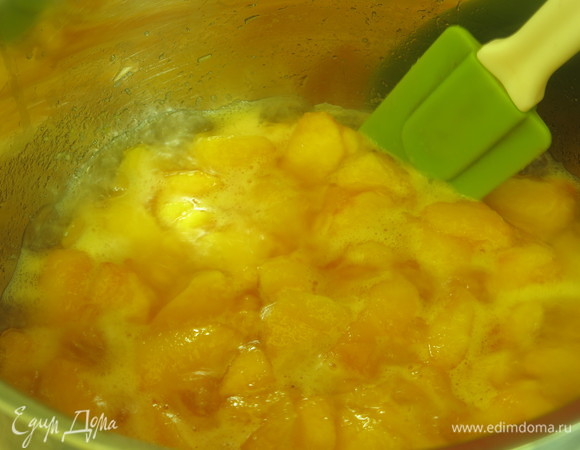 Варим 10 минут на сильном огне, помешиваем.